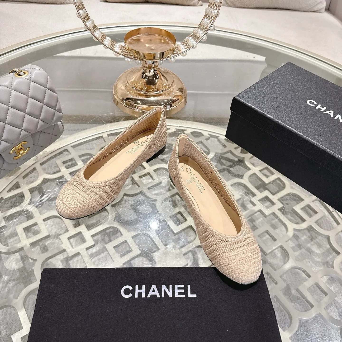 💕💕Factory direct selling price p540💕💕 Chanel 25SS finally releases woven ballet shoes‼ ️ Shoes worthy of their own article, I have to say that they are finally waiting for you! So elegant and chill. Wear it in the summer to enjoy the breeze and walk on the street. Round square toe design. Cute and cute~ The appearance is super online. When you wear it, you will feel like a wealthy daughter. I thought it was good-looking. Only when I put it on my feet do I know how easy it is to wear~ Upper: Exclusive custom-made mesh (comfortable and breathable) Foot pad: Sheepskin Outsole: Genuine leather sole imported from Italy Size: 35-39 (customized at 40.41.42)
